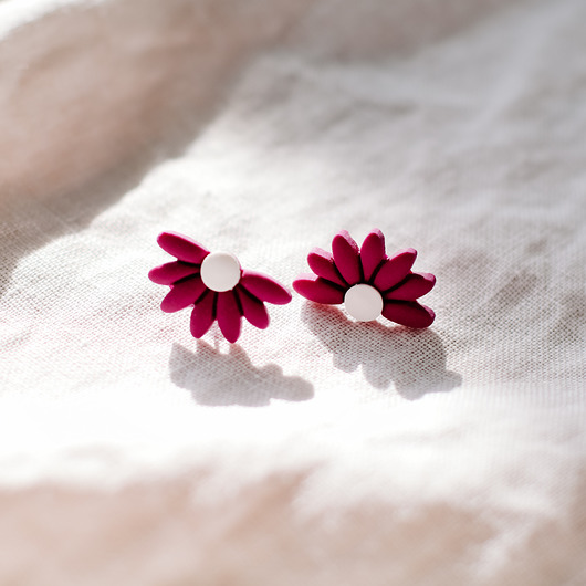 kolczyki z masy plastycznej Kolczyki MINI DAISY PURPLE