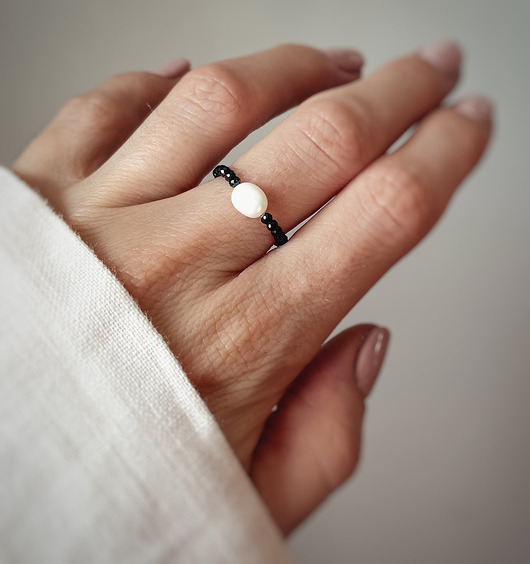pierścionki elastyczne Pierścionek elastyczny spinel czarny z perłą