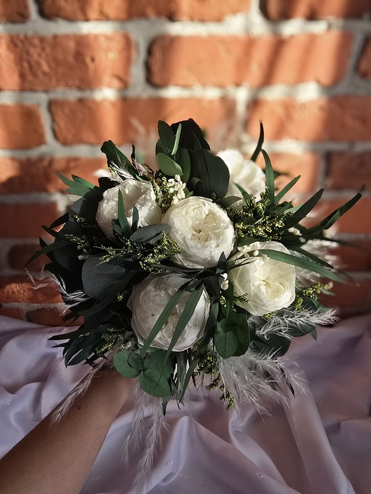 dodatki ślubne Stabilizowany bukiet ślubny z białymi różami i eukaliptusem