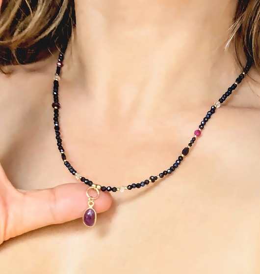 złote naszyjniki Naszyjnik szafirowy z rubinem