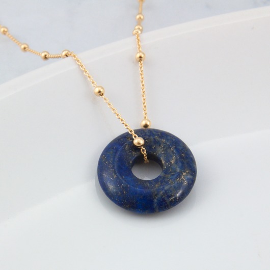 srebrne naszyjniki Naszyjnik pozłacany lapis lazuli donut 18 mm, prezent urodzinowy dla mamy