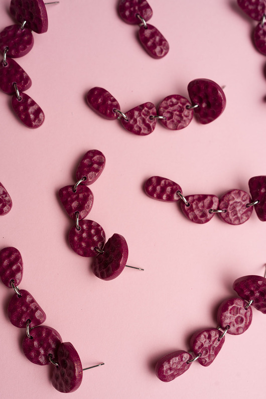 kolczyki z masy plastycznej Wiszące kolczyki łańcuszki z fakturą