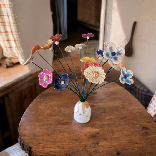 wazony Bukiet ceramicznych kwiatów w wazonie