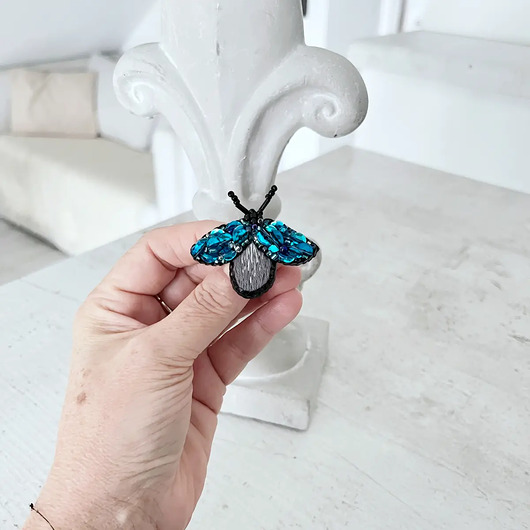 broszki Broszka BZYK 37 ręcznie haftowana przypinka owady koraliki