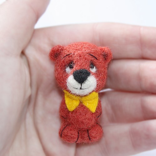 Miś Jovy -broszka agaFil handicraft