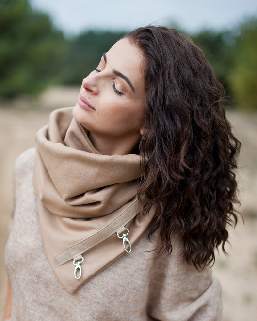 szale damskie Szal wełniany beżowy ze srebrną skórą