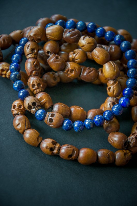 bransoletka LAPIS LAZULI czaszki z drewna JUJUBE NOMAD ACCESSORIES