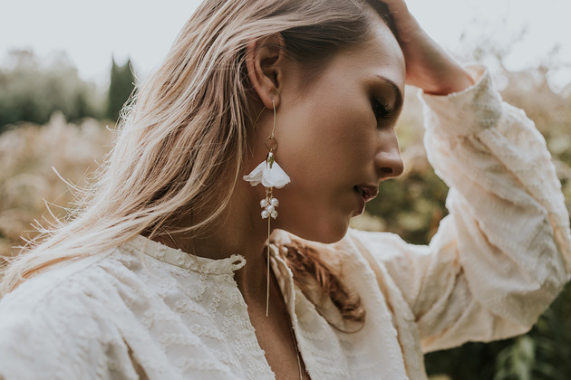 Biżuteria ślubna Kolczyki ślubne kwiaty, długie kwiaty z perłami, ślubne perły