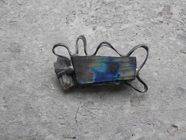 broszki Surowy labradoryt i kianit - broszka