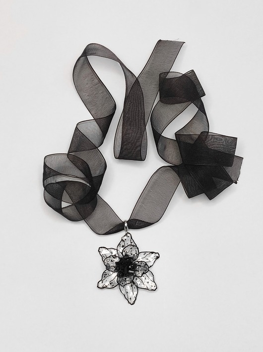 chokery Czarny choker Dymny Kwiat z szyfonową wstążką i kwiatem Dip Art