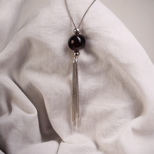 srebrne naszyjniki Naszyjnik z wiśniową bursztynową kulką