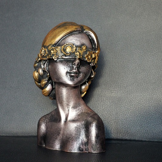 figurki i rzeźby Rzeźba Kobiecy portret kwiaty na oczach wys. 13,8 cm