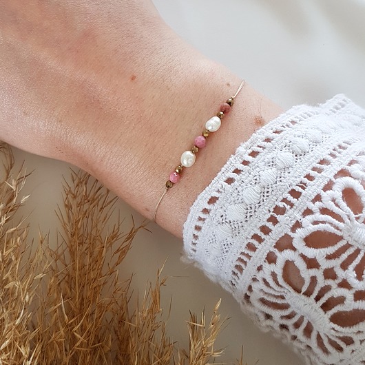 beżowa bransoletka z rodonitem i perłą LEI handmade 