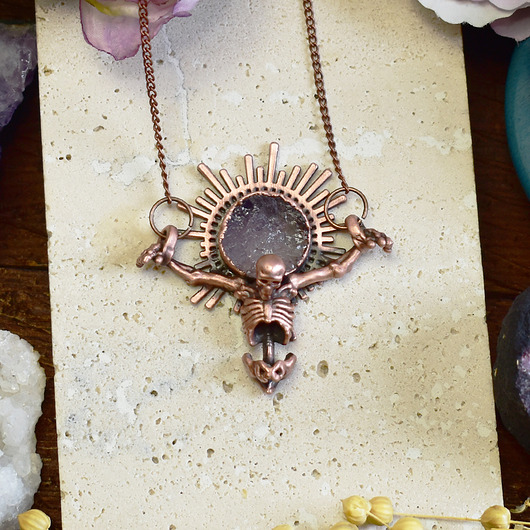 wisiory Gotycki miedziany wisiorek z surowym ametystem - ukrzyżowany szkielet