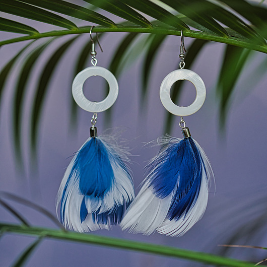 Białe kolczyki kółka z piórami AllDIY Jewelry