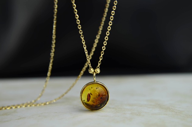 złote naszyjniki Delikatny złoty naszyjnik z bursztynem pr. 585