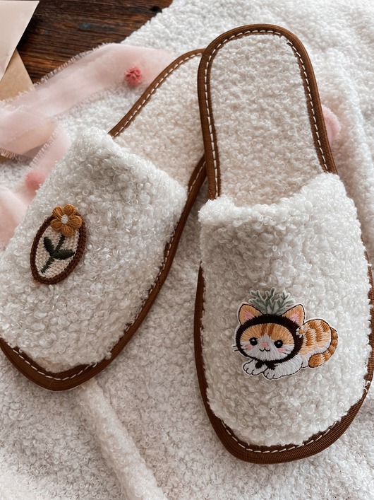 kapcie damskie Kapcie damskie kotek z kwiatami Dzień babci