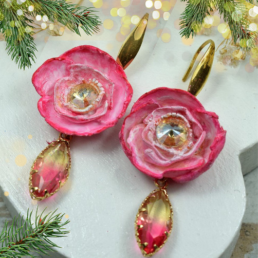 kolczyki z masy plastycznej Kolczyki kwiaty z kryształami - róż i złoto