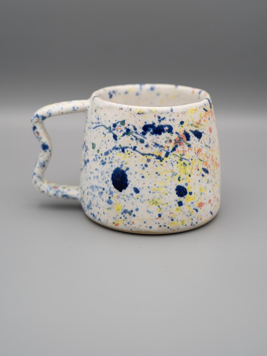 kubki Ceramiczny kubek z falistym uszkiem