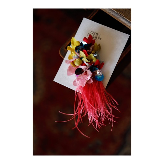 broszki Cekinowa broszka z piórami