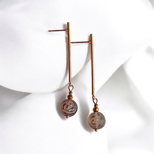 kolczyki z kamieniami Kolczyki różyczki : RZEŹBIONY kwarc dymny : długie: wyjątkowy prezent