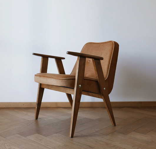 fotele Fotel 366 Chierowski lata 60 PRL. Miodowy welur