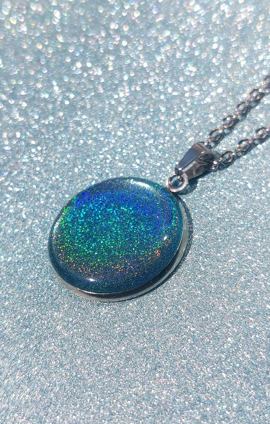 wisiory Błękitny, holograficzny naszyjnik