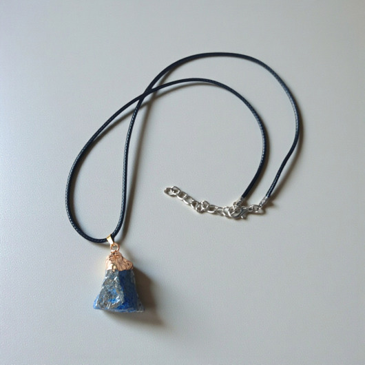 wisiory Surowy sodalit wisiorek na rzemyku