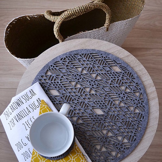  cztery duże podkładki w kształcie koła  felt label