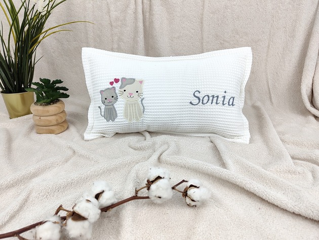 poduszki do pokoju dziecka Personalizowany prezent dla dziecka - imienna poduszka z kotkami