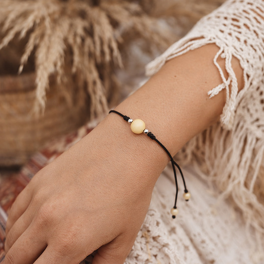 bransoletki na sznurku Bransoletka sznurkowa z bursztynem bałtyckim mlecznym