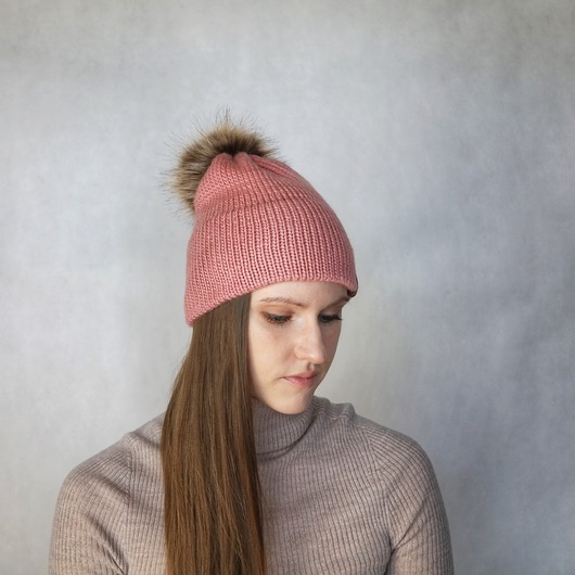 czapki damskie Różowa czapka merino z odczepianym pomponem