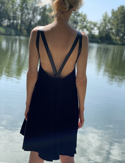 sukienki mini damskie Sukienka z odsłoniętymi plecami