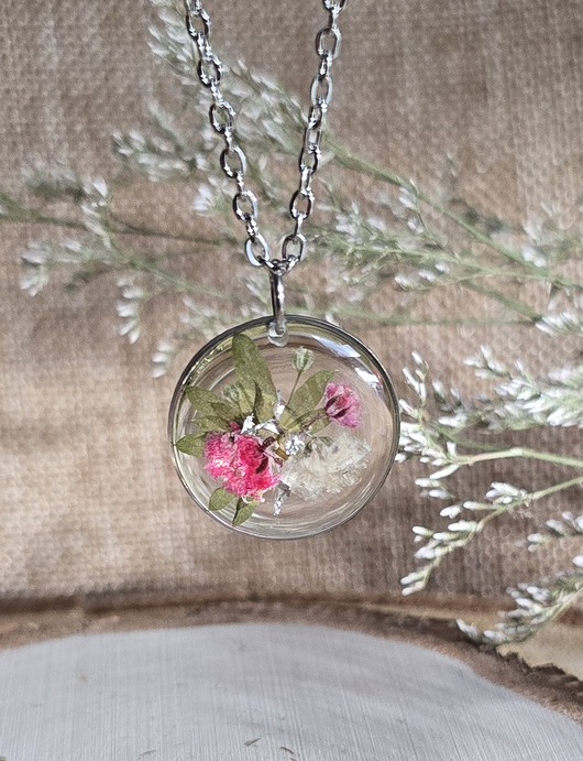 wisiory Łąka kwiatowa różowa srebrna zawieszka srebrny wisiorek kwiaty żywica