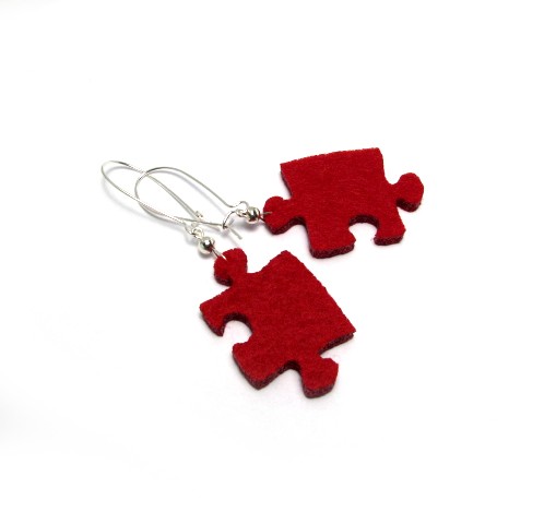 czerwone puzzle felt label