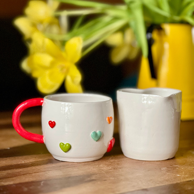 kubki Kubek ceramiczny z kolorowymi serduszkami