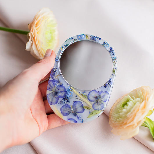 lustra stojące i wiszące Lusterko z kwiatową kompozycją