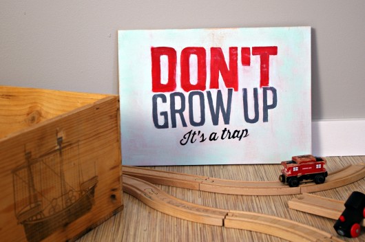 Typografia na sklejce DON'T GROW UP Any THING
