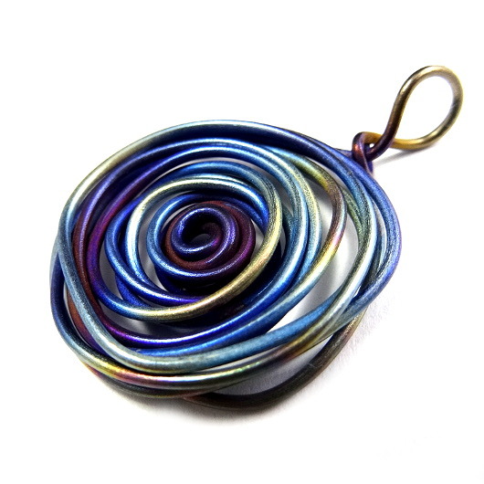 tytanowy wir- rainbow wisiorek Pracownia Neores