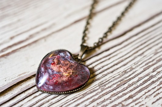 Naszyjnik z żywicy w kształcie serca So Jewelry