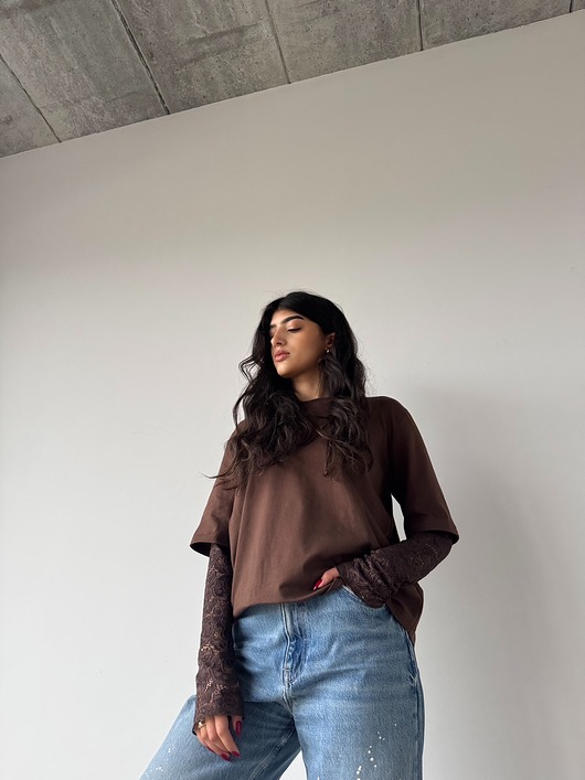 t-shirt damskie T-shirt  bawełniany z koronkowym rękawem CZEKOLADOWY