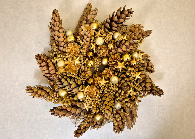 wianki bożonarodzeniowe Wianek z szyszkami