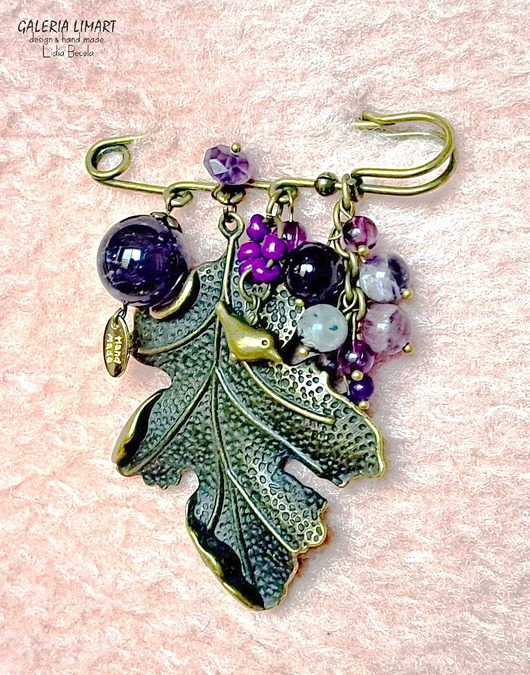 broszki Broszka niezwykła na agrafce w stylu Boho handmade ametystowo-złota dla babci