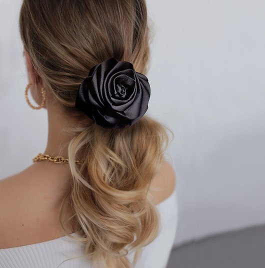 gumki do włosów Czarna, jedwabna róża na miniscrunchie