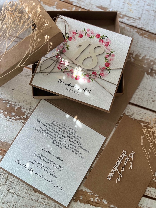 kartki scrapbooking Kartka na 18 urodziny z personalizacją w pudełku