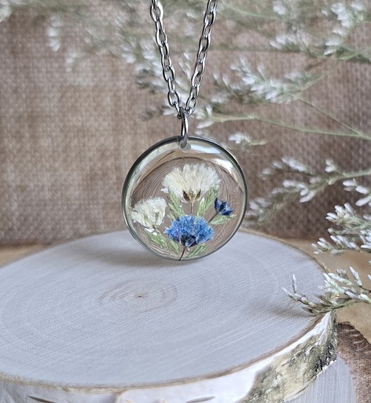 wisiory Łąka kwiatowa niebieska zawieszka wisiorek kwiaty żywica