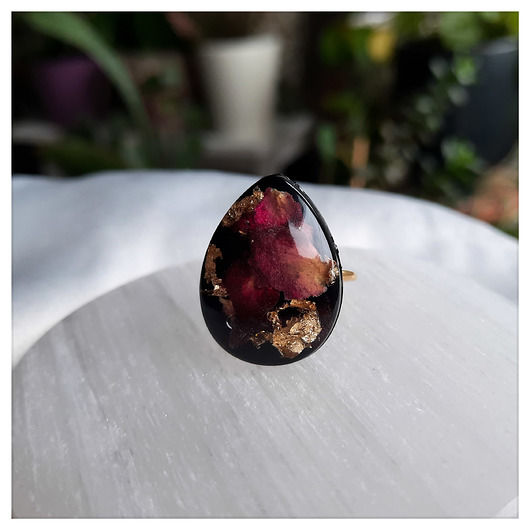 Pierścionek łezka z zatopionymi płatkami róż Figa handmade accessories