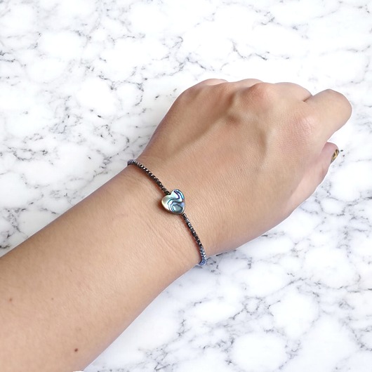 bransoletki z kamieni naturalnych Bransoletka z serduszkiem : muszla PAUA, hematyt grafitowy