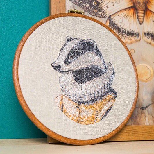 Ozdoby na ścianę Lord Badger, haft w oprawie 20 cm
