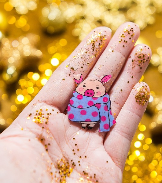 przypinki Przypinka prosiaczek w szaliku